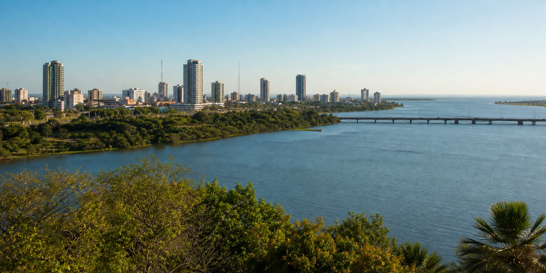 Paisagem regional do Tocantins com rio, cidade e cerrado